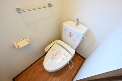 【トイレ】 | 太田市緑町　中古住宅 | シャワー機能付きのトイレです。