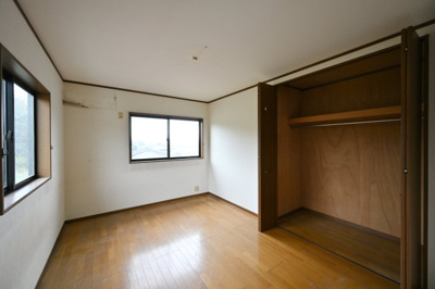 【洋室】 | 太田市緑町　中古住宅 | 2階の各居室にはしっかりとした容量のスペースを確保しているので、お部屋は美しい空間を保てますね♪
