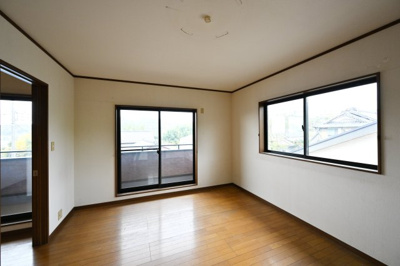 【洋室】 | 太田市緑町　中古住宅 | 2階のベッドルームはバルコニーとつながっています。
たっぷり光が入るので気持ちよく目覚められます♪ 
