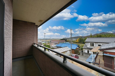 【バルコニー】 | 太田市緑町　中古住宅 | 広々としたワイドバルコニーは日当たりがよく洗濯物がよく乾きます♪