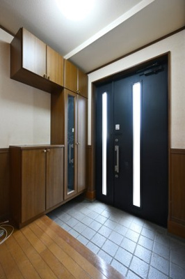 【玄関】 | 太田市緑町　中古住宅 | 天井までの高さがあるたっぷり玄関収納。可動棚で調整可能ですので、背の高いブーツもすっぽり収まります。