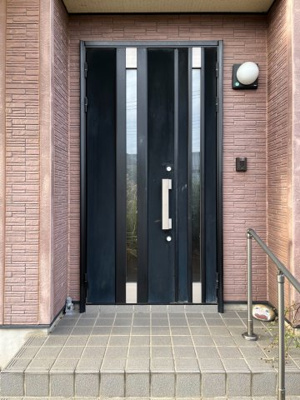 【玄関】 | 太田市緑町　中古住宅 | ダブルロックで安全な玄関ドアは、両開き対応で大きな荷物や車いすでの出入りもラクラク♪