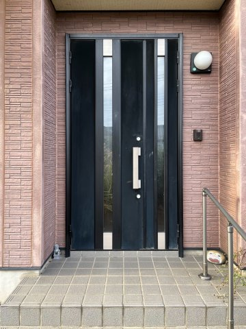 【玄関】 | 太田市緑町　中古住宅 | ダブルロックで安全な玄関ドアは、両開き対応で大きな荷物や車いすでの出入りもラクラク♪