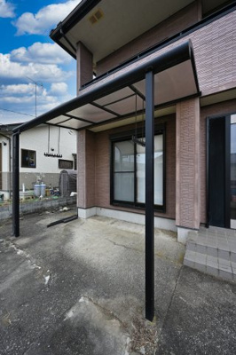 【外観】 | 太田市緑町　中古住宅 | バルコニーだけでなく1階でも洗濯物が干せます。屋根付きなので突然の雨でも安心♪