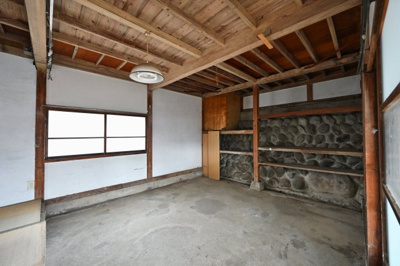 【内装】 | 太田市緑町　中古住宅 | 離れの室内は蔵になっております。