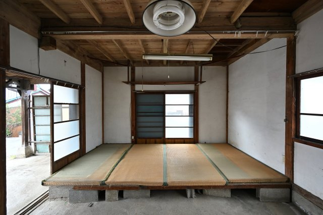 【内装】 | 太田市緑町　中古住宅 | 離れの室内は小上がりの畳コーナーがあります。