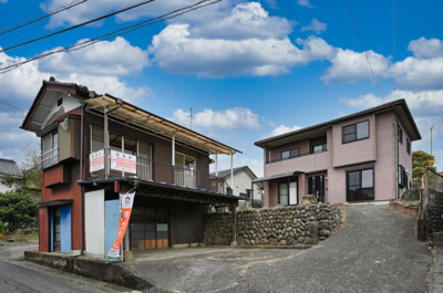 【前面道路含む現地写真】 | 太田市緑町　中古住宅 | 母屋と別邸があり2世帯住宅としても、店舗併用住宅としてもお使いいただけます。