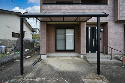 【外観】 | 太田市緑町　中古住宅 | 屋根付きのスペースはBBQをするのにもピッタリです♪