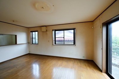 【居間・リビング】 | 太田市緑町　中古住宅 | 温かみのある木目のフローリングが印象的なリビング。
家族団らんの時間をゆったりとお楽しみください♪