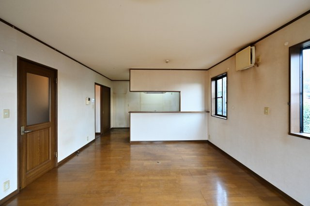 【居間・リビング】 | 太田市緑町　中古住宅 | お友達を呼んでホームパーティーもできる広々ダイニングです♪