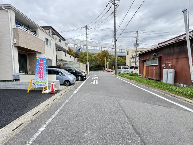 三郷市高州２丁目新築戸建【高州小学校：3分】の前面道路含む現地写真|南側前面道路・幅員約7ｍ