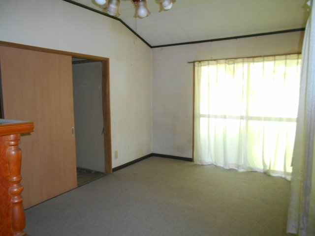 富津市相野谷　中古戸建の洋室|２面採光の洋室約６帖