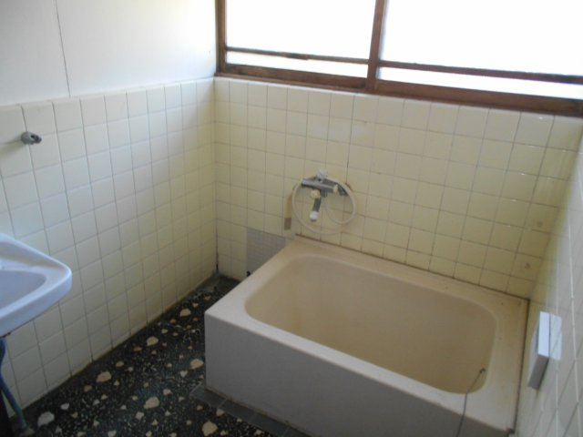 富津市相野谷　中古戸建の浴室|バストイレ別。浴室窓あり。