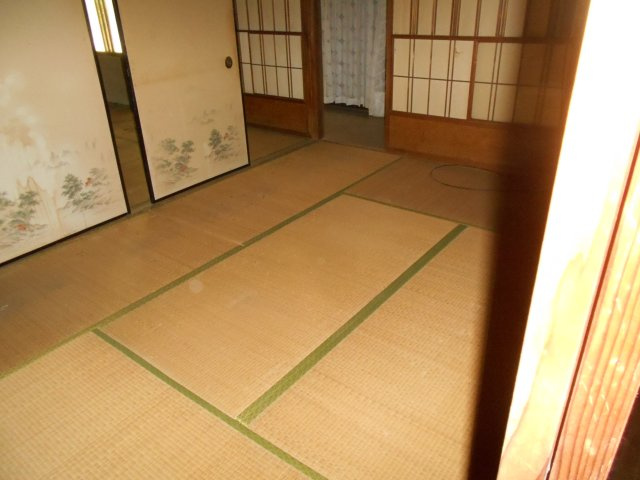 富津市相野谷　中古戸建の和室|各所に収納豊富な和室