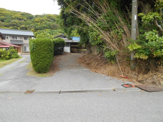 富津市相野谷　中古戸建の駐車場|前面道路８ｍに面し開放感のある立地