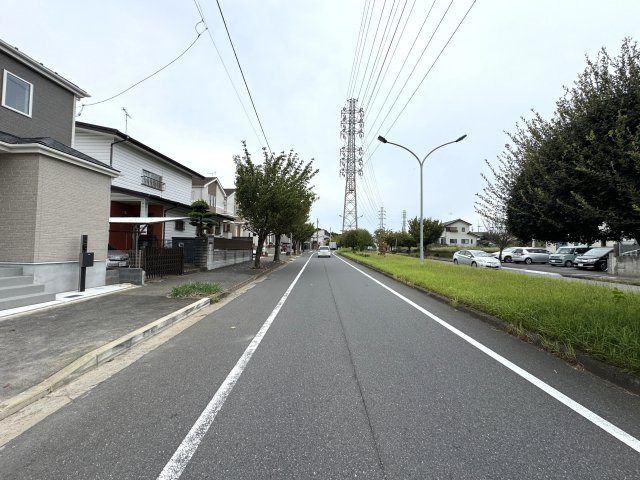 松戸市小金原９丁目新築戸建【貝の花小学校：7分】の前面道路含む現地写真|北側前面道路・歩道スペースありお子様も安心♪