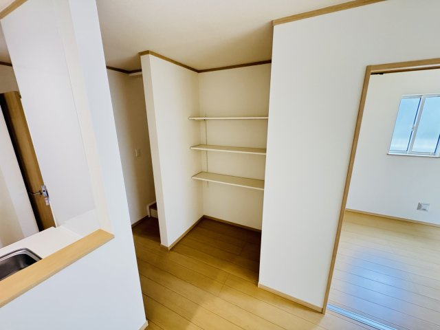 松戸市小金原９丁目新築戸建【貝の花小学校：7分】の収納|リビング横収納スペース