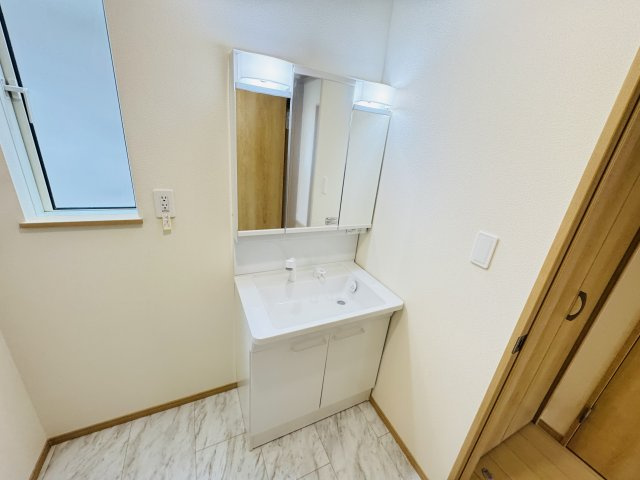 松戸市小金原９丁目新築戸建【貝の花小学校：7分】の独立洗面台|シャワーヘッド付き三面鏡洗面化粧台