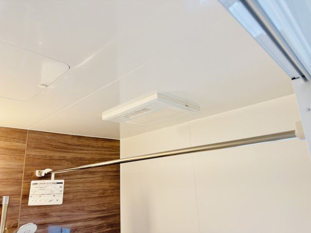 松戸市小金原９丁目新築戸建【貝の花小学校：7分】の冷暖房・空調設備|雨の日も安心の浴室乾燥機つき