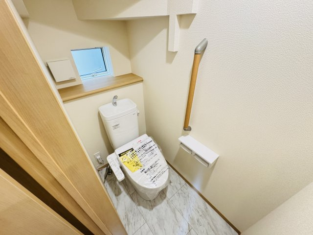 松戸市小金原９丁目新築戸建【貝の花小学校：7分】のトイレ|温水洗浄暖房便座つきトイレ