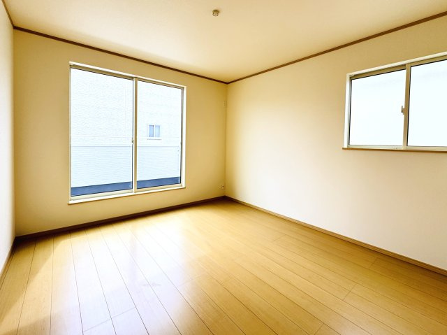 松戸市小金原９丁目新築戸建【貝の花小学校：7分】の寝室|7.75帖寝室・南側バルコニー前の明るいお部屋です♪