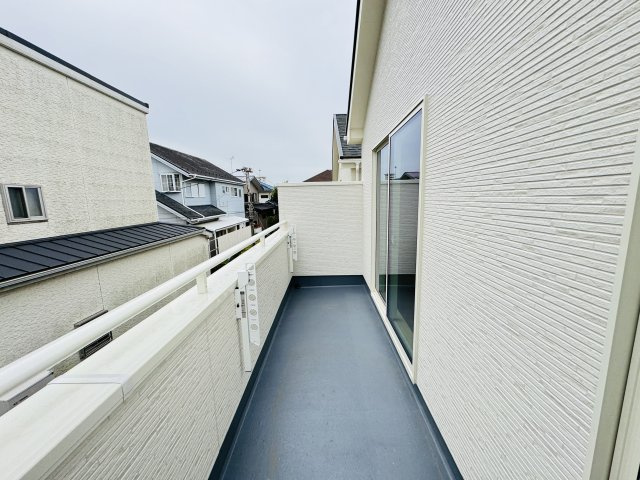 松戸市小金原９丁目新築戸建【貝の花小学校：7分】のバルコニー|南向きワイドバルコニー・日当たり良好♪