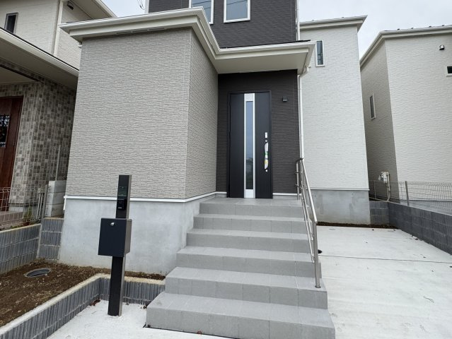 松戸市小金原９丁目新築戸建【貝の花小学校：7分】のエントランス|エントランス・玄関ポーチ