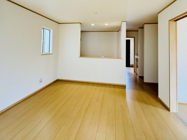 松戸市小金原９丁目新築戸建【貝の花小学校：7分】の居間・リビング|17.25帖リビングダイニングキッチン