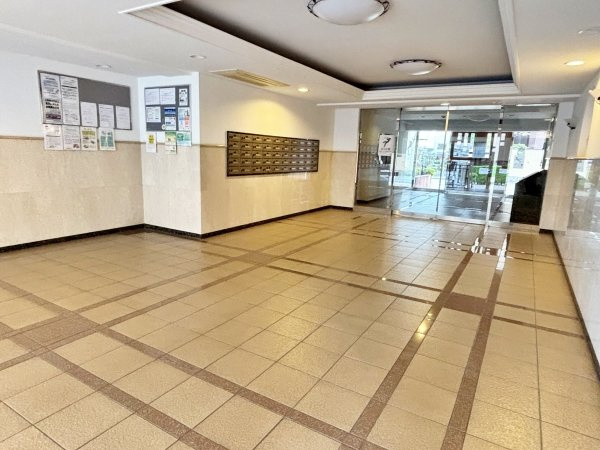 マンション内のエントランスホール部分