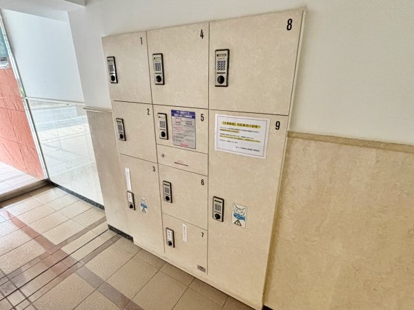 留守の際に便利な宅配ロッカーがございます