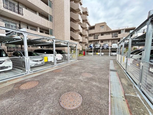 マンション敷地内の駐車場部分