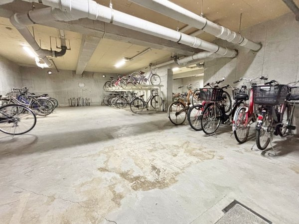 屋根のある自転車置き場がございます