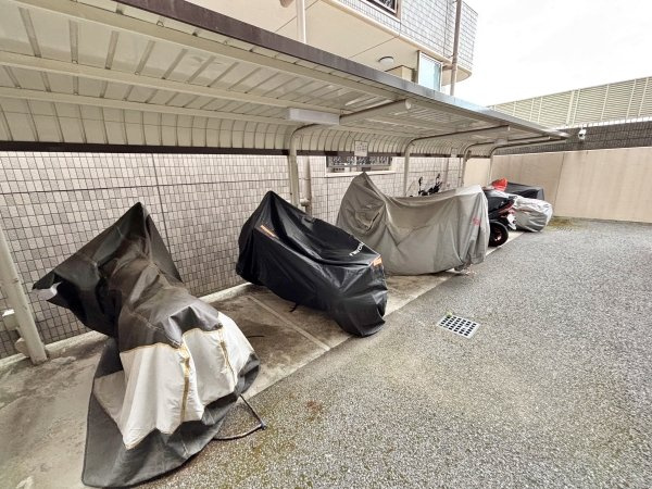 屋根の付いたバイク置き場がございます