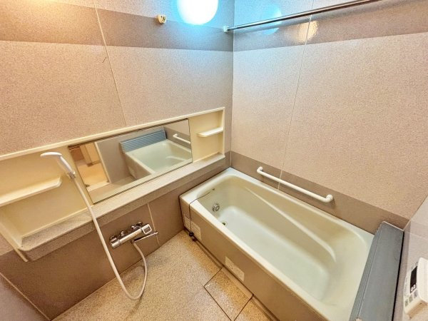 浴室には浴室暖房乾燥機が付いています