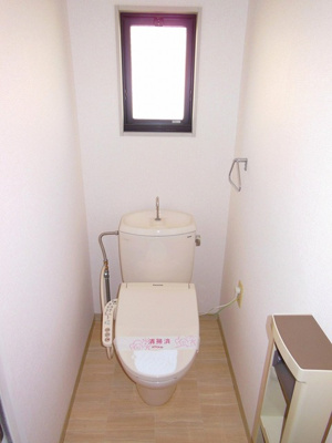 窓があり、光が差込むトイレです！