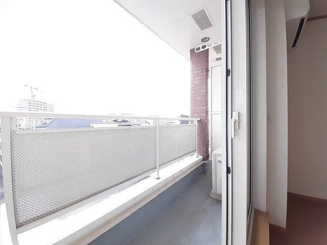 モワメームのバルコニー|外からの目が気にならないバルコニーで洗濯物が干せます