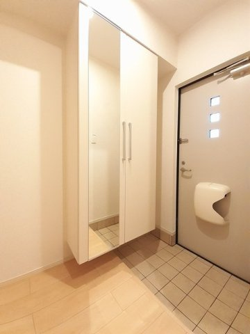 シェーン・プラッツの玄関|明るい玄関です