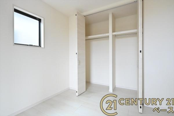 リーブルガーデン結崎 ２号棟 ／新築一戸建の収納|■冬物のコートや季節のものなどたくさんしまえる広さ！■