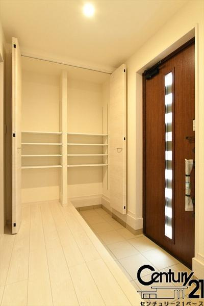 リーブルガーデン結崎 ５号棟 ／新築一戸建の内観：施工例|■玄関には大容量収納スペースを完備！■