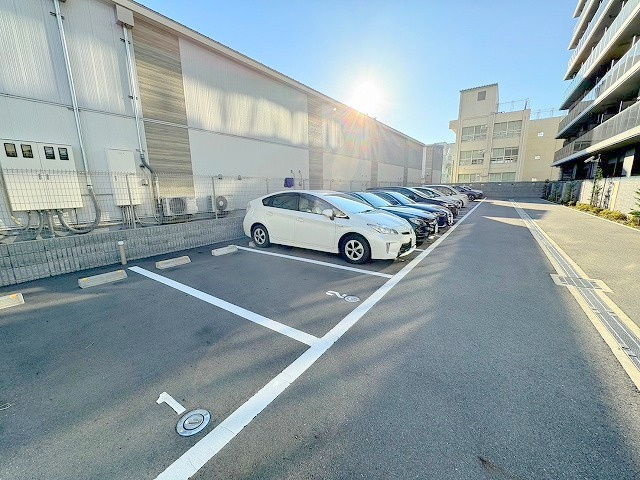 レジュールアッシュ三国本町の駐車場