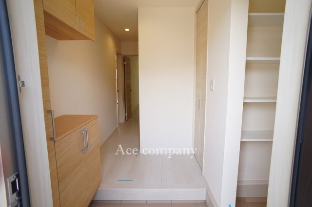 【玄関】 | 東住吉区今川4丁目　【2号棟/全2棟】 | 玄関人感センサー照明付き☆玄関収納たっぷり！玄関両サイドに収納＋ホールにも収納完備です♪