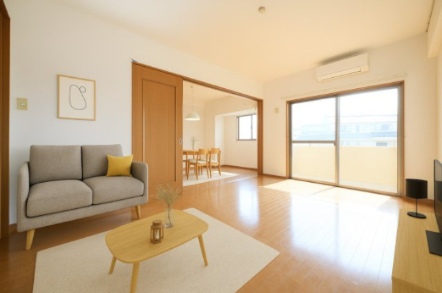 ファイーヴ土穴の居間・リビング|バーチャルステージングの写真となります。家具家電等は付帯しません。参考にご覧くださいませ。