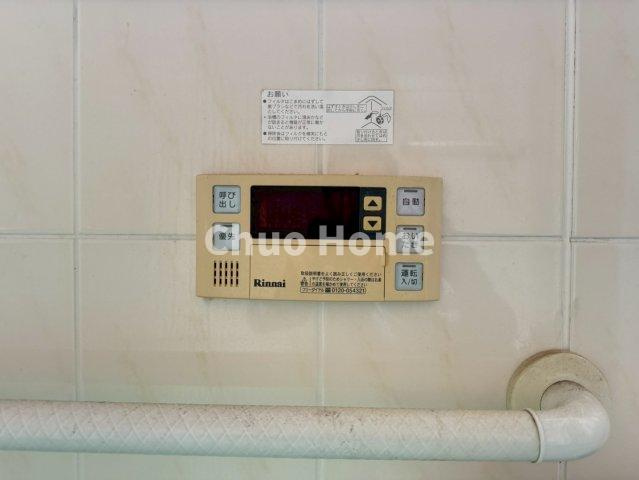 江戸川区江戸川5丁目中古住宅の発電・温水設備|【給湯リモコン】外での一日を忘れさせてくれるオートバス機能でお好みの湯量・温度に調整された浴槽。