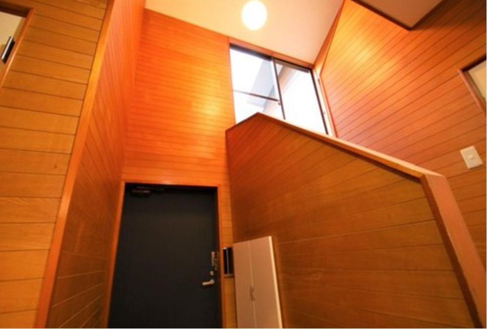 売中古戸建　静岡市葵区古庄５丁目の玄関|玄関のホールは吹抜けなので開放感があります♪
