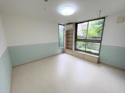 【居間・リビング】 | 第６グリーンハイツ | こちらのリビングで趣味の時間をお楽しみください