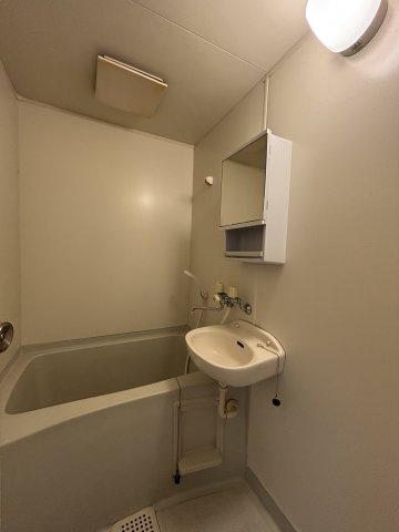 ファミール栄の浴室|※同間取り201号室参照