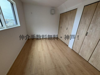 【洋室】 | 神戸市須磨区白川台6丁目　新築戸建2号棟　仲介手数料無料！ | 落ち着いた色調の洋室です