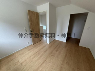 【洋室】 | 神戸市須磨区白川台6丁目　新築戸建2号棟　仲介手数料無料！ | 落ち着いた色調の洋室です