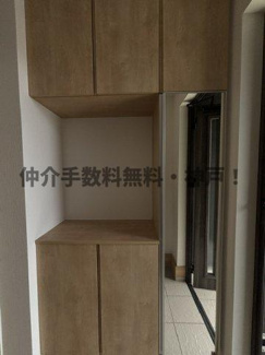 【玄関】 | 神戸市須磨区白川台6丁目　新築戸建2号棟　仲介手数料無料！ | 収納もある玄関です