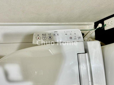 【内装】 | 葛飾区西水元1丁目中古住宅 | 【ウォシュレット】清潔に使いたいお手洗いには最適な設備です。もちろんウォームレットも標準装備です。